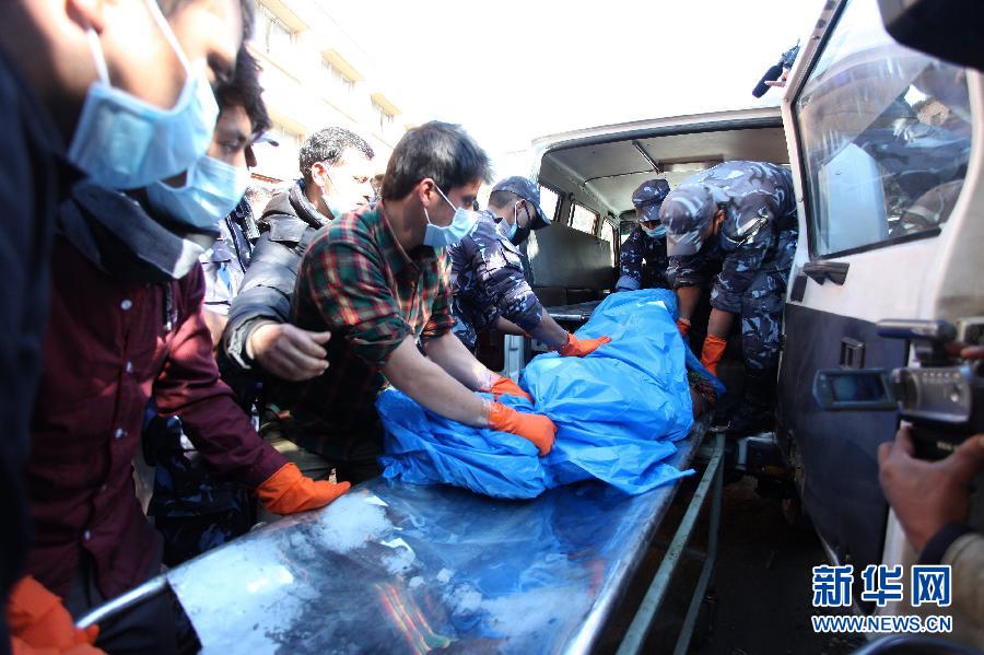加德满都/2月17日，在尼泊尔首都加德满都，警察将空难遇难者的遗体送往...
