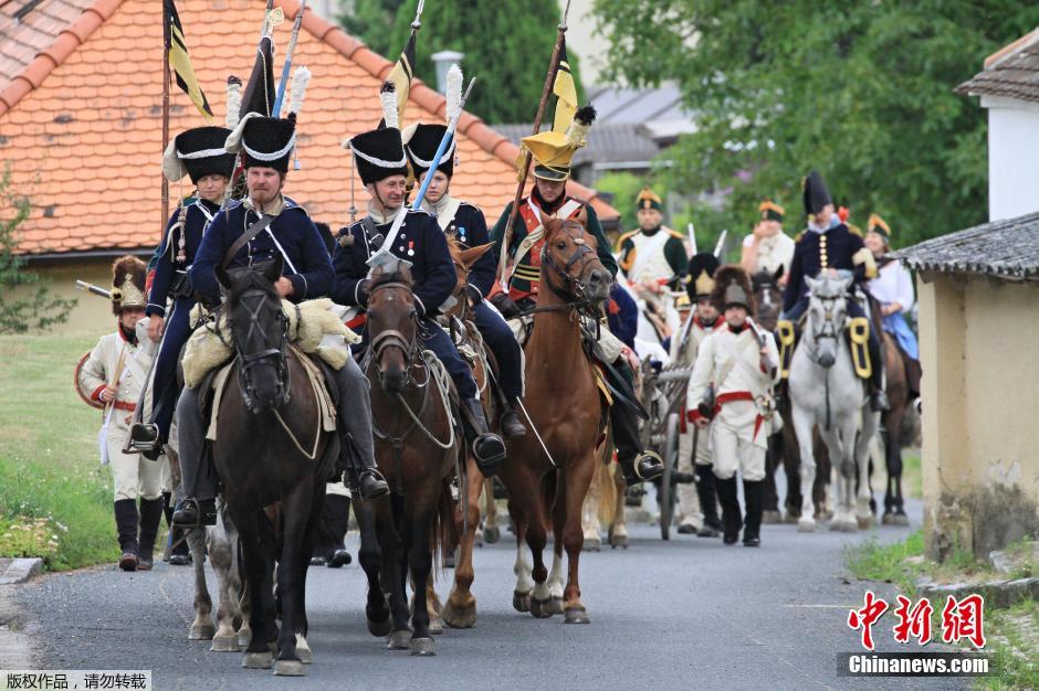 奥地利重现拿破仑进军捷克场景 穿古装骑马行军（高清组图）