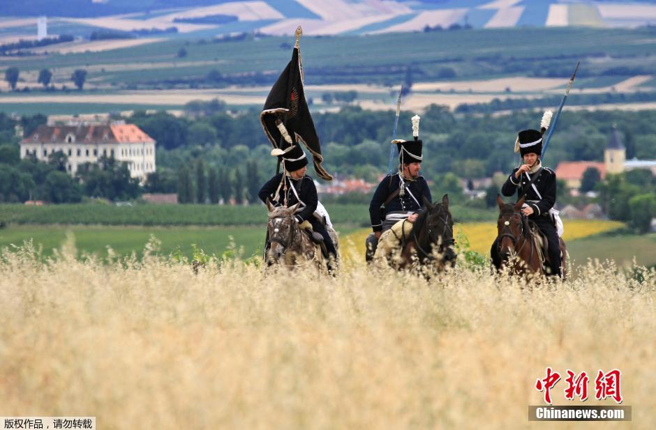奥地利重现拿破仑进军捷克场景 穿古装骑马行军（高清组图）