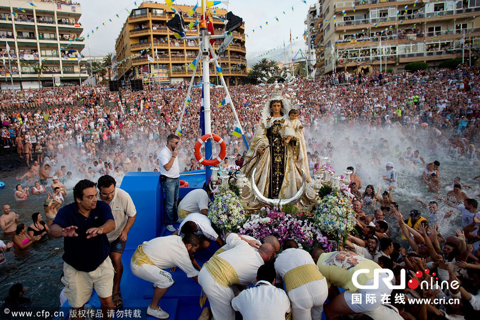 西班牙加尔默罗圣母节庆：圣母雕塑登船游行（高清组图）