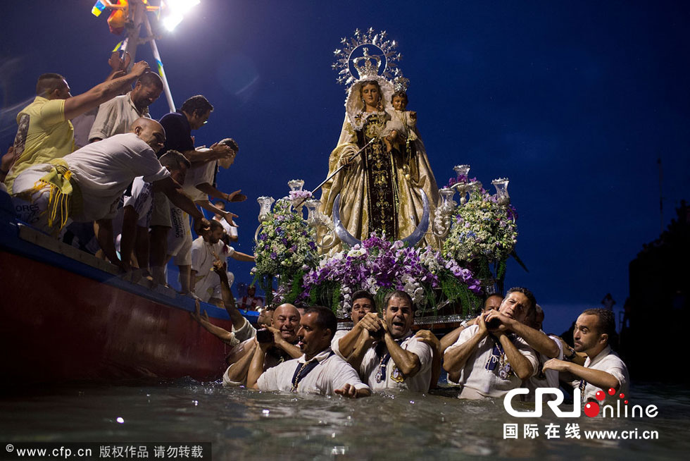 西班牙加尔默罗圣母节庆：圣母雕塑登船游行（高清组图）