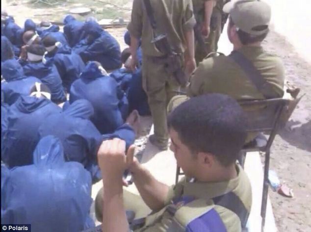 以色列处置哈马斯俘虏：当众脱光外衣换纯蓝囚服(高清组图)