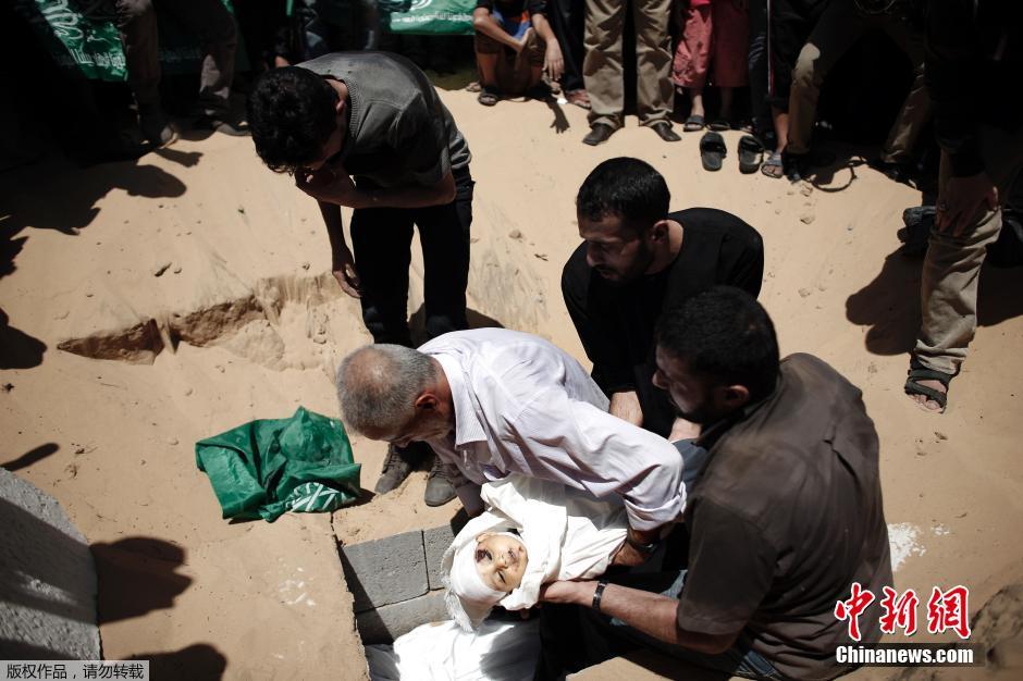 哈马斯军事首脑妻儿被炸死 民众游行呼吁反击（高清组图）