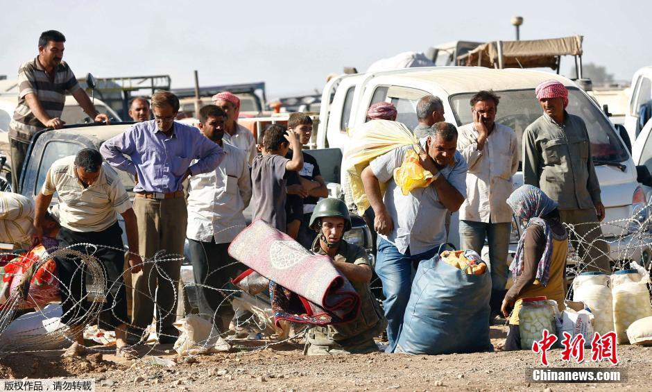 土耳其士兵助叙利亚库尔德难民过境避难(高清组图)