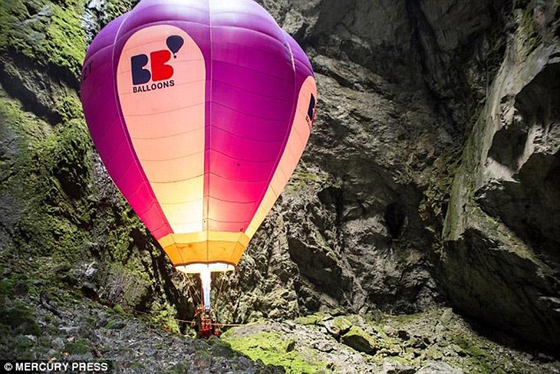 飞行员驾热气球深入675英尺洞穴 成功创世界纪录（高清组图）