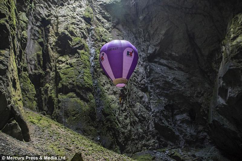 飞行员驾热气球深入675英尺洞穴 成功创世界纪录（高清组图）