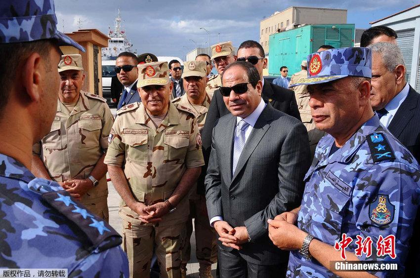 埃及总统参加海军军演 黑超西服出场超霸气（高清组图）