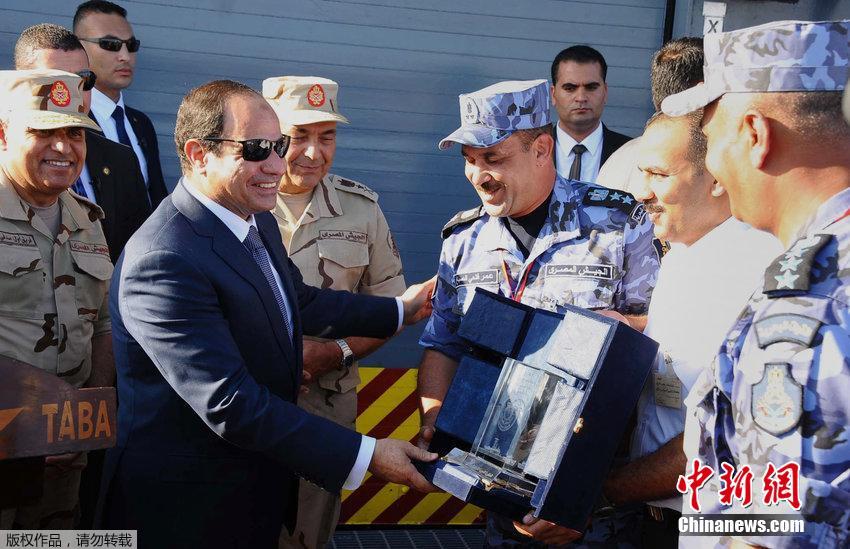 埃及总统参加海军军演 黑超西服出场超霸气（高清组图）