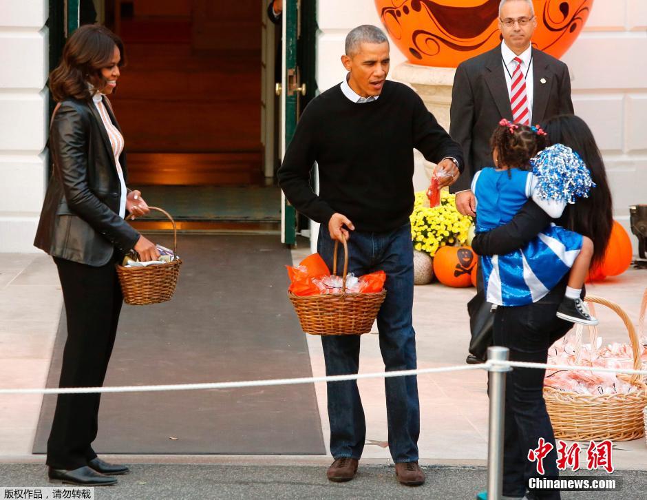 奥巴马夫妇发糖给萌娃庆祝万圣节（高清组图）