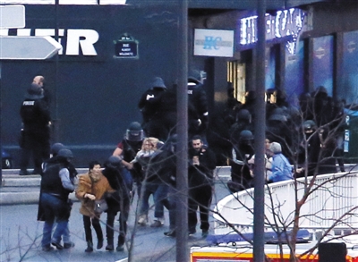 巴黎3天3起枪案 法国总理：向恐怖主义宣战（图）