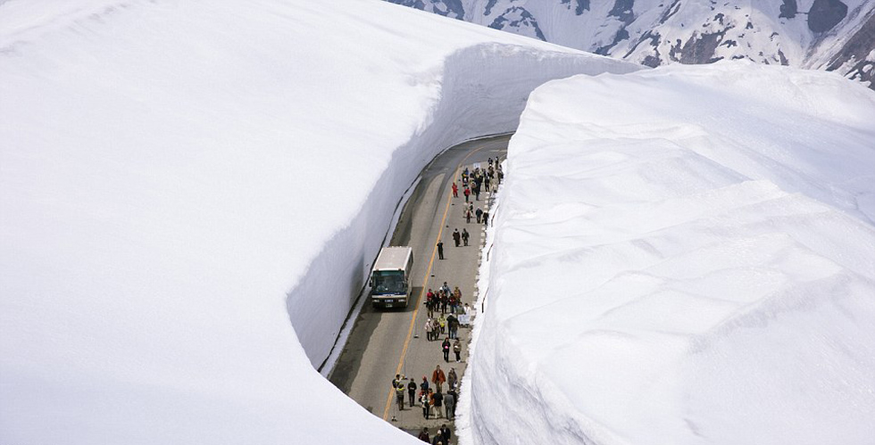 日本“雪墙公路”对外开放 路两侧积雪高达20米
