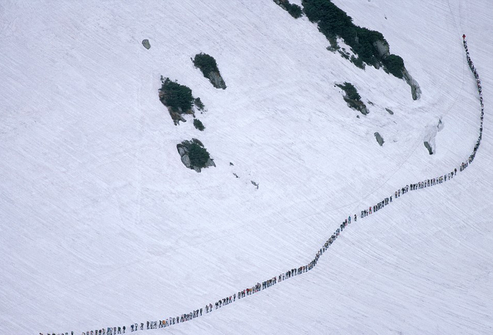 日本“雪墙公路”对外开放 路两侧积雪高达20米