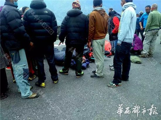 在尼中国老板找直升机飞珠峰带回8名中国伤员
