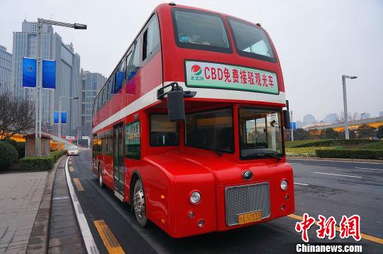 英式双层巴士亮相郑州 点亮城市风景线