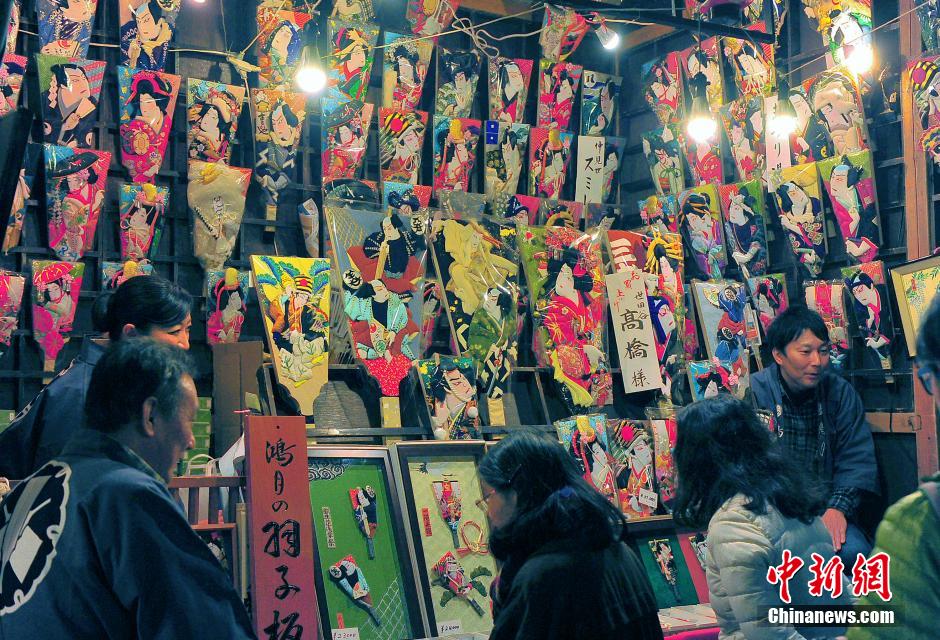 东京老街区浅草一年一度“羽子板市”开张 兜售传统年节饰品（组图）