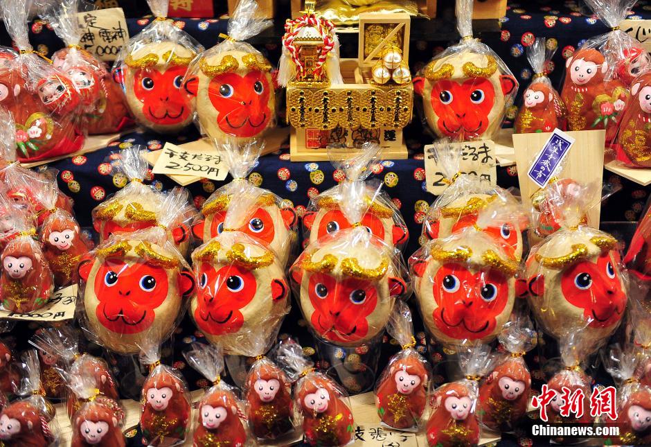 东京老街区浅草一年一度“羽子板市”开张 兜售传统年节饰品（组图）