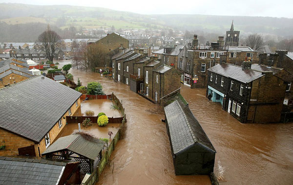 英国遭数十年一遇洪灾侵袭 两发红色气象警报（组图）
