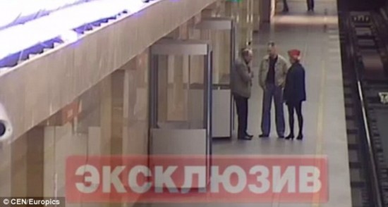 视频曝惊人一幕:俄地铁女员工被推下站台(组图)