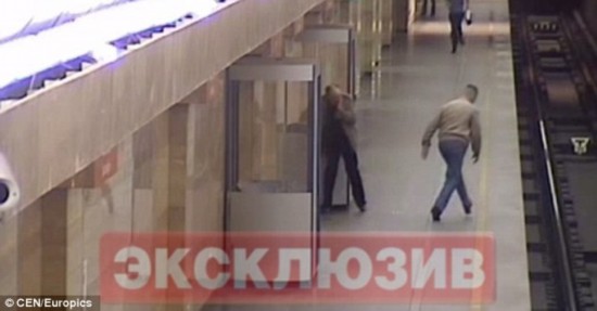 视频曝惊人一幕:俄地铁女员工被推下站台(组图)