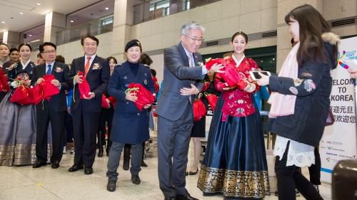 韩国两家航空公司为新年首名到访中国游客办欢迎活动（图）