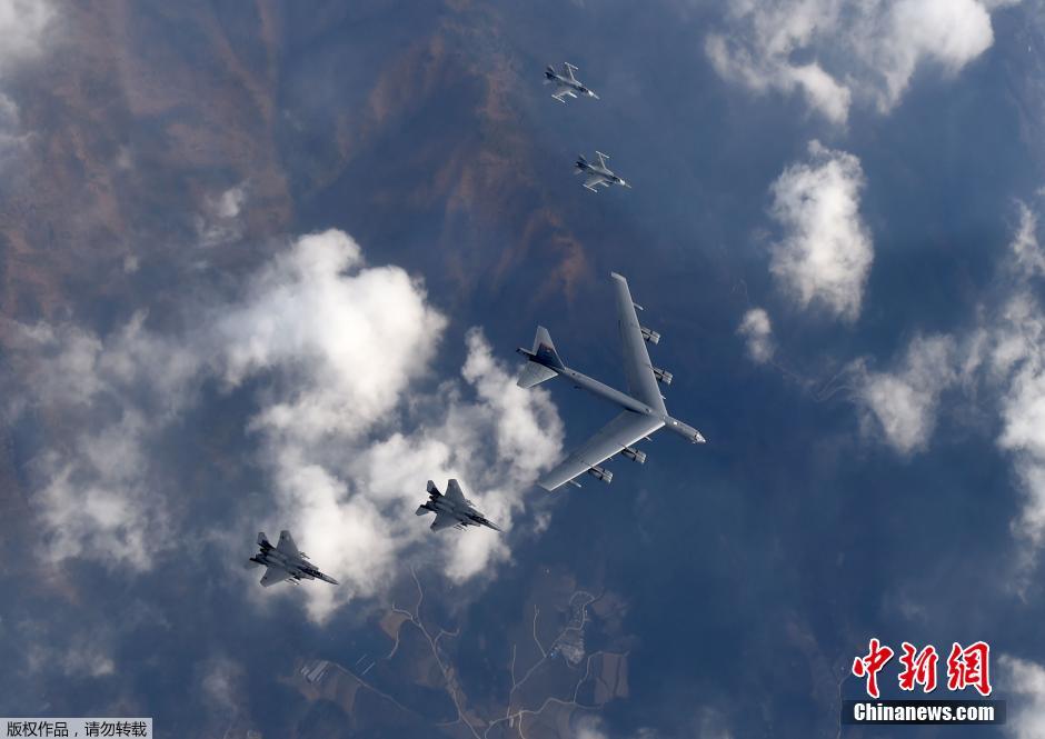 美军B-52轰炸机低空飞过韩国上空(组图)