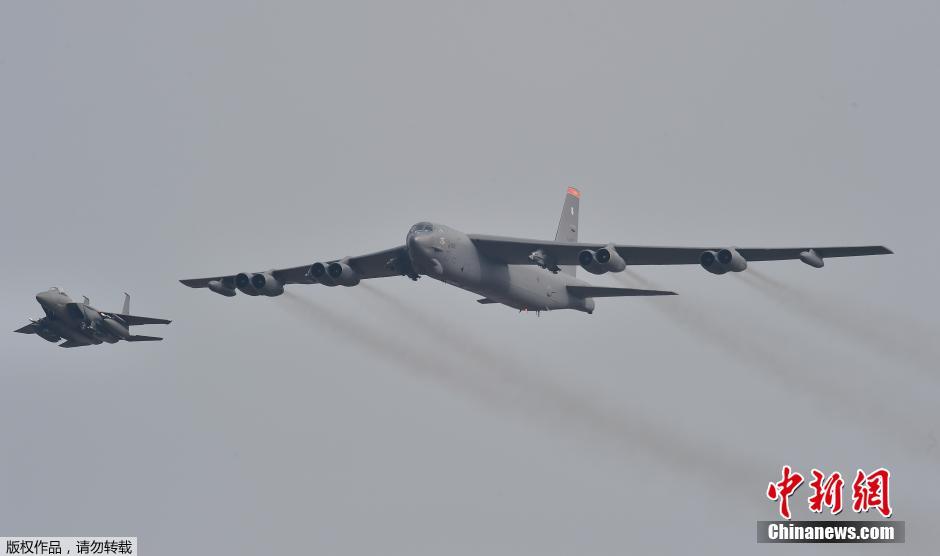 美军B-52轰炸机低空飞过韩国上空(组图)
