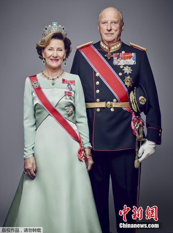 挪威王室发布全家福 纪念国王哈拉尔加冕25周