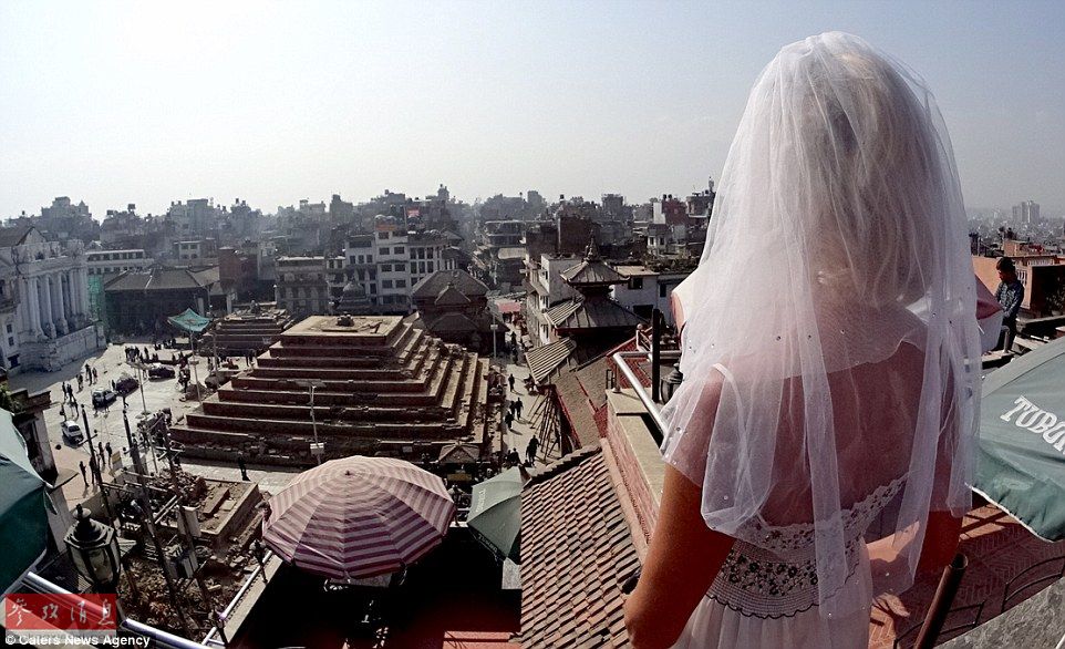 49岁捷克女子离婚后穿婚纱环游世界 鼓励改变（组图）