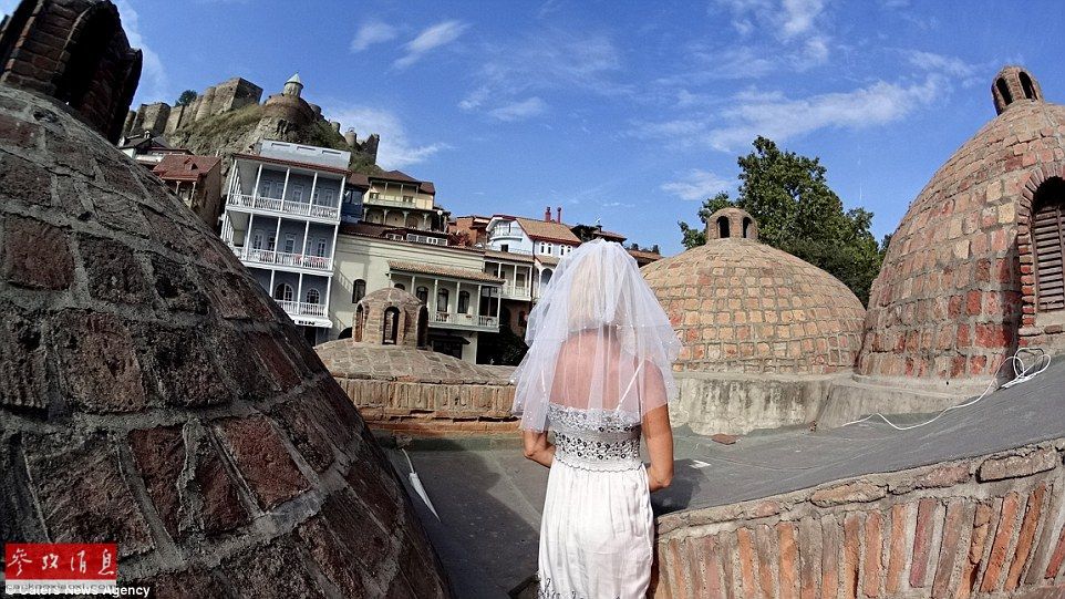 49岁捷克女子离婚后穿婚纱环游世界 鼓励改变（组图）
