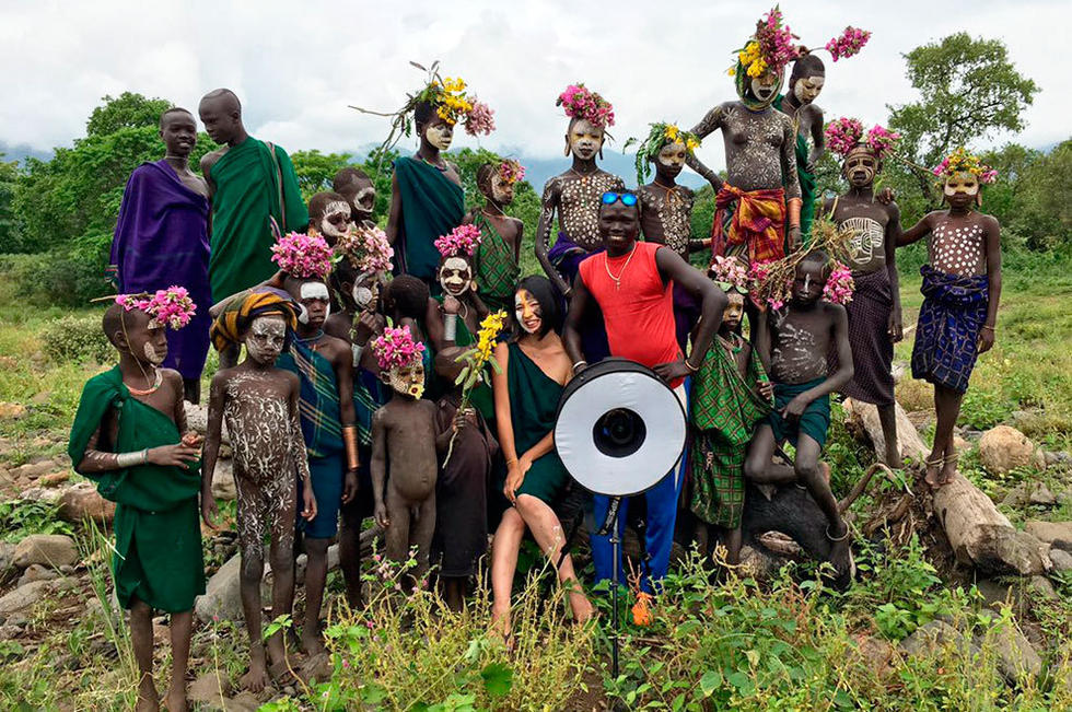 27岁日本女摄影师探秘非洲 入乡随俗裸体拍摄（组图）