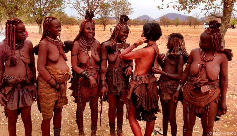 27岁日本女摄影师探秘非洲 入乡随俗裸体拍摄（组图）