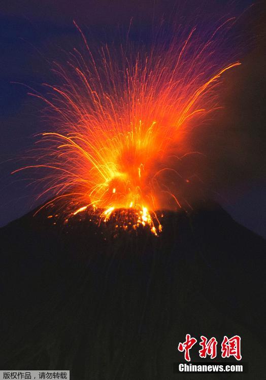 厄瓜多尔通古拉瓦火山喷发 夜空绚丽