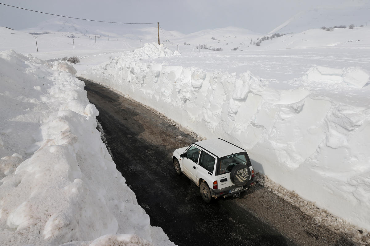 西班牙北部暴雪现数米高“雪墙”（组图）