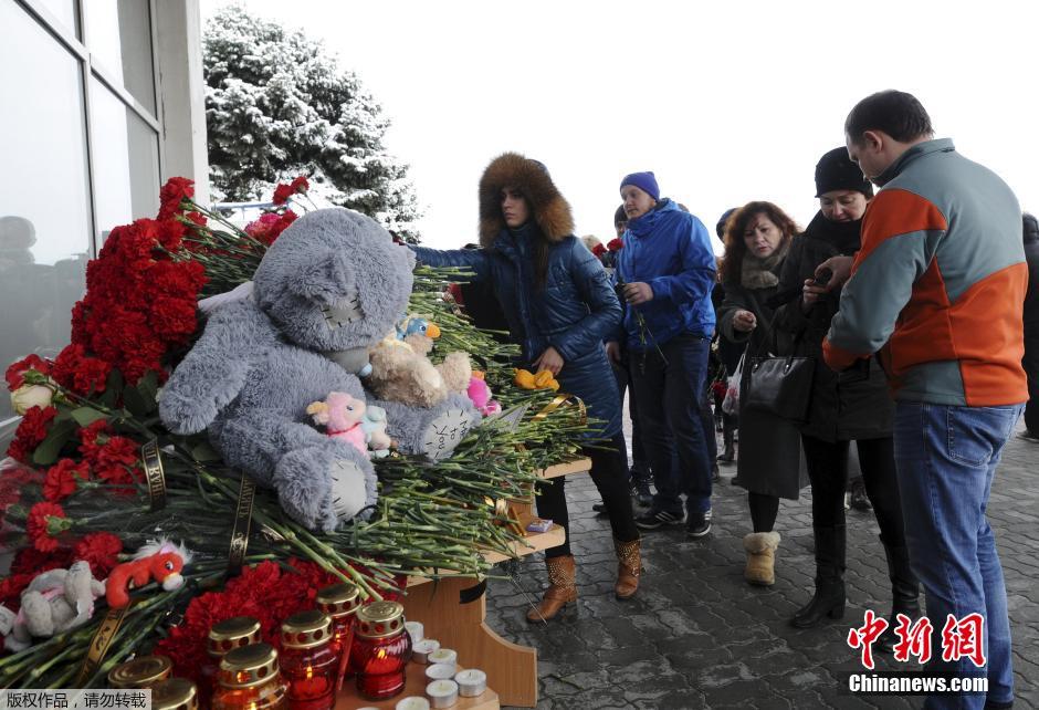俄民众悼念坠机遇难者 工作人员雪中清理残骸（组图）
