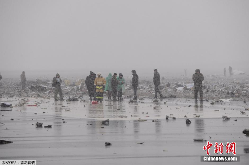 俄民众悼念坠机遇难者 工作人员雪中清理残骸（组图）