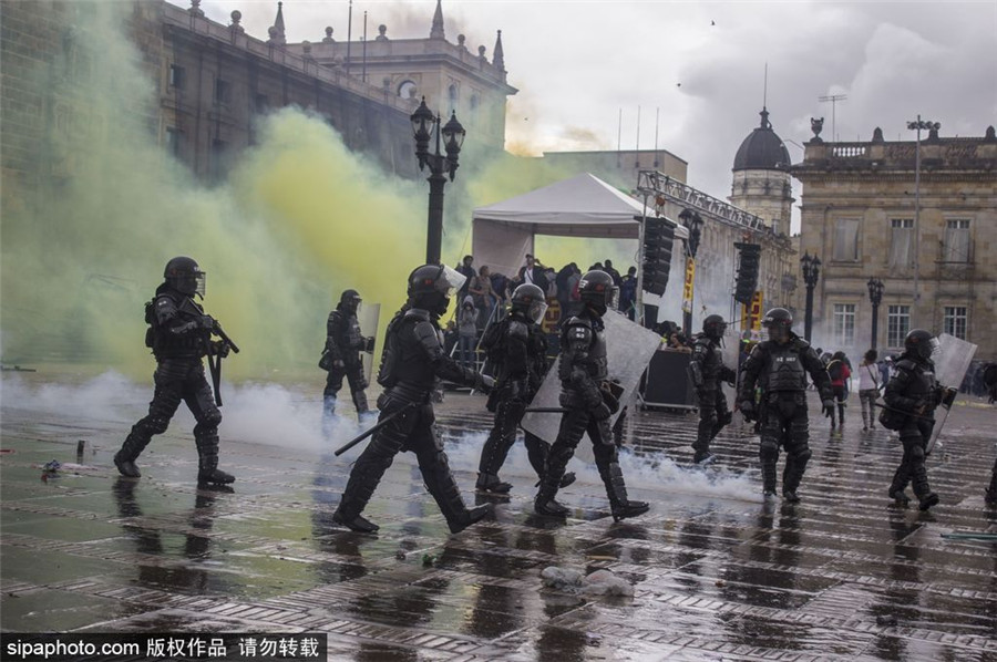 哥伦比亚爆发全国大罢工 抗议者与警方对峙反对经济政策