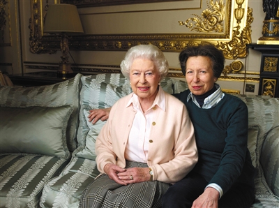 英国女王90大寿：晒“四世同堂”亲情与民同庆