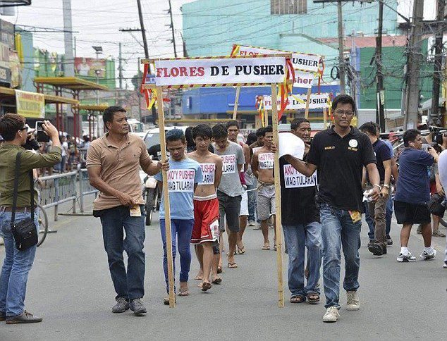 菲律宾一市长让11名毒贩街头游行告诫市民勿碰毒（高清组图）