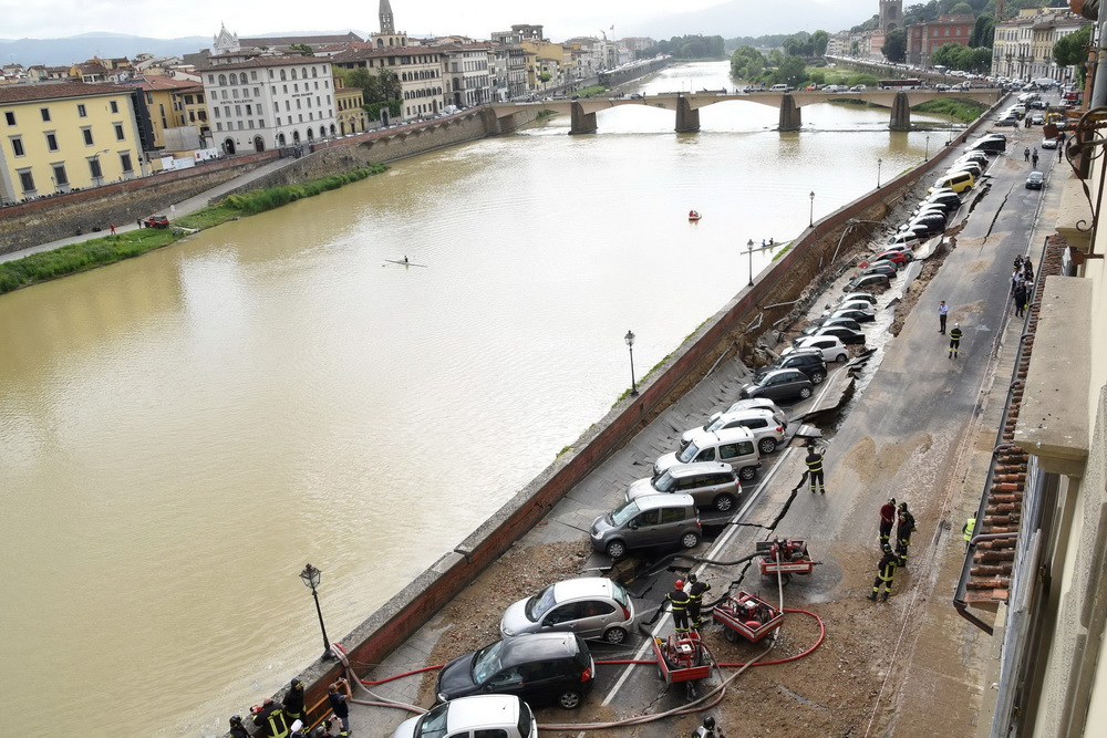 意大利佛罗伦萨一处堤岸塌陷