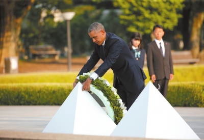 美国总统首次访问广岛　并在和平纪念公园献花（图）