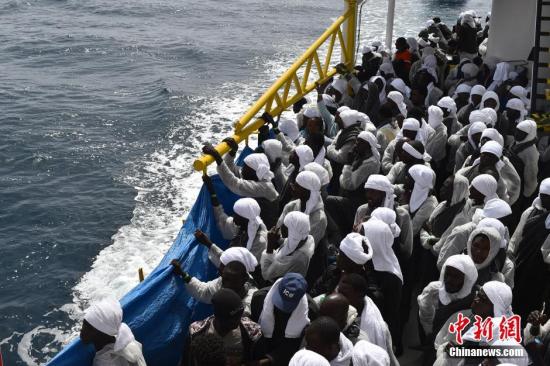 意大利海巡队单日救2000名难民 45人不幸遇难