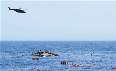 目击者：载四百名偷渡者渔船地中海沉没（图）