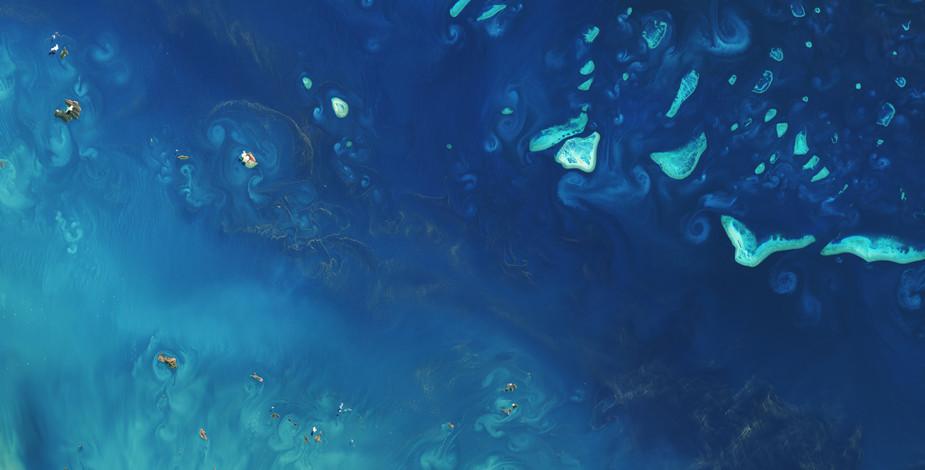 太空俯瞰大堡礁珊瑚群 海水色泽深浅变幻（组图）