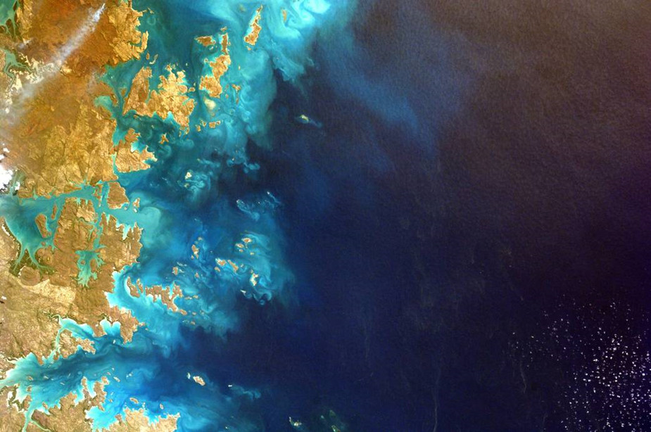 太空俯瞰大堡礁珊瑚群 海水色泽深浅变幻（组图）
