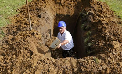 网罗天下趣事：匈牙利举行挖坟大赛（组图）