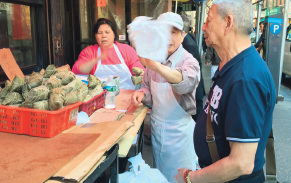 纽约华埠粽子热销 侨胞冀传统节日唤起文化共鸣