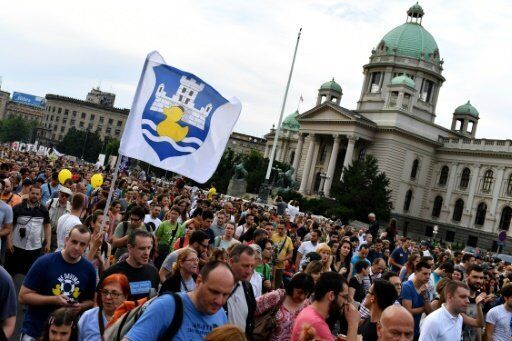 塞尔维亚首都千人游行 抗议高端商业区开发