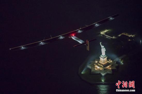 全球最大太阳能飞机飞越自由女神像 抵达纽约