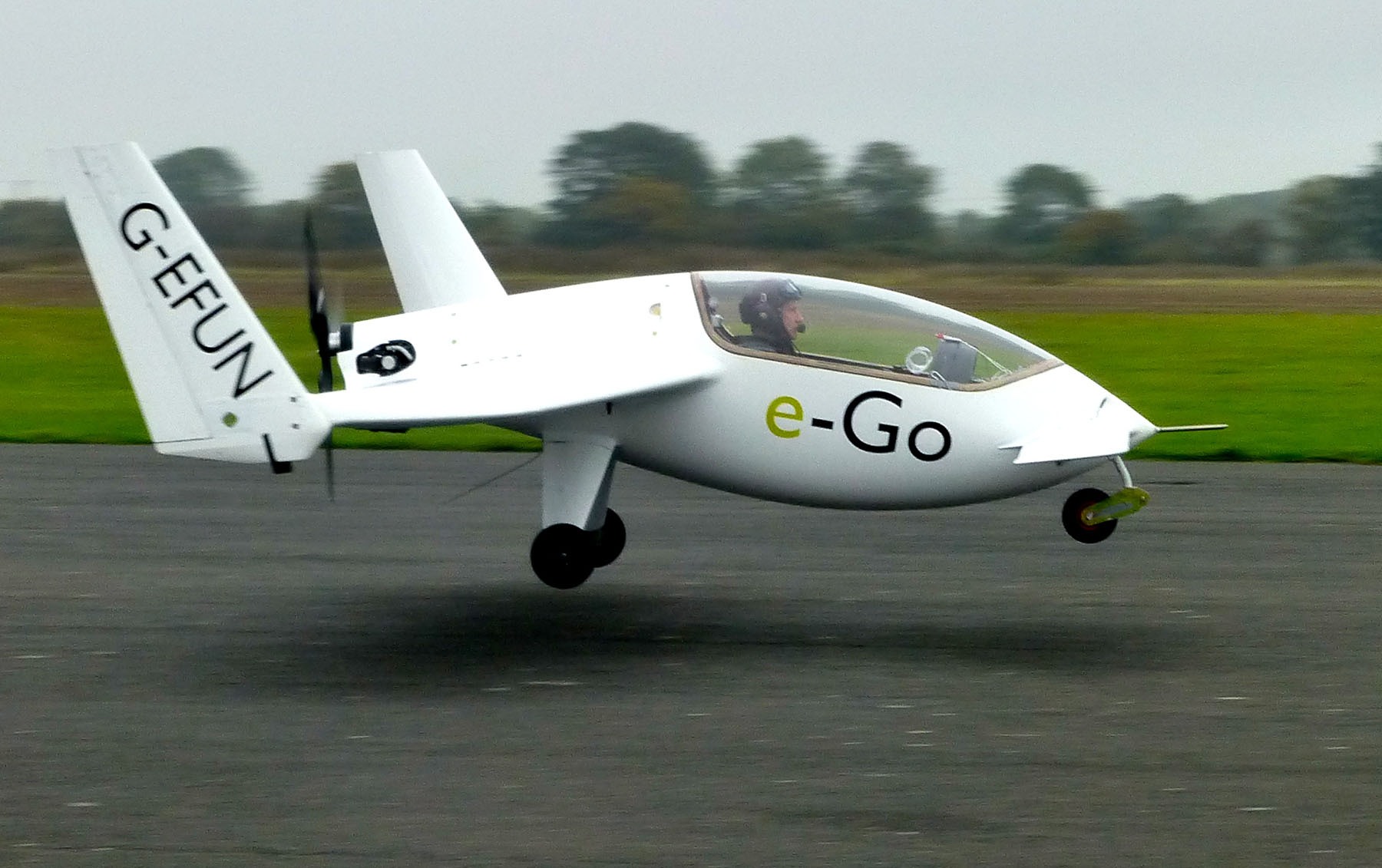 英国公司推出单座电动飞机：停车库不成问题