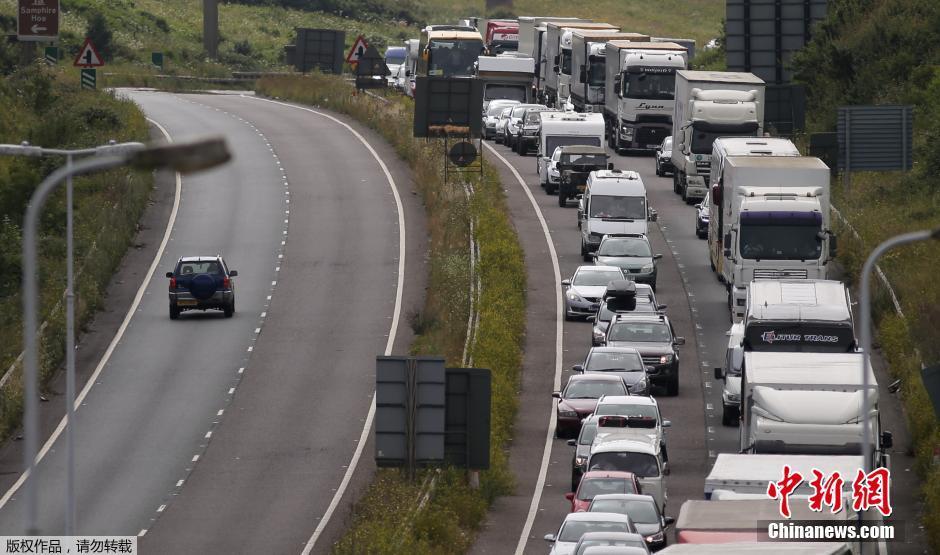 法国因恐袭安检变严 车辆拥堵近20公里（组图）